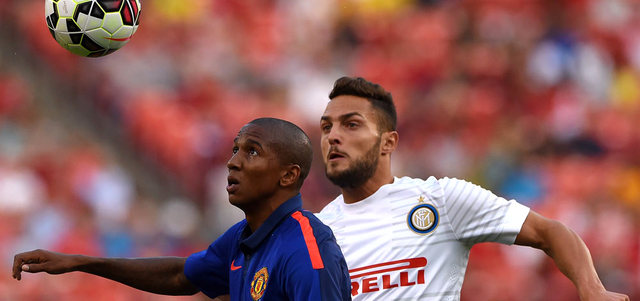 أشلي يونغ من مانشستر يحاول السيطرة على كرته أمام إمبروزيو من إنتر ميلان. أ.ب