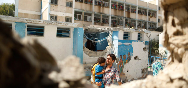 مدرسة «أبوحسين» التابعة لوكالة غوث وتشغيل اللاجئين (الأونروا) في جباليا، التي شهدت مجزرة جديدة لقوات الاحتلال. وفي الإطار منطقة في غزة تعرضت للقصف. أ.ف.ب