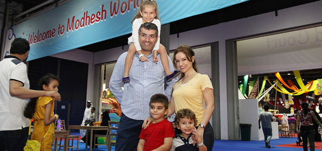 تارا وعائلتها بعد جولة في أروقة «عالم مدهش».  من المصدر