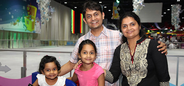 روشان ثاكار (من الهند) وزوجته وطفلاه كيرتي (7 سنوات) وميرتي (4 سنوات). من المصدر