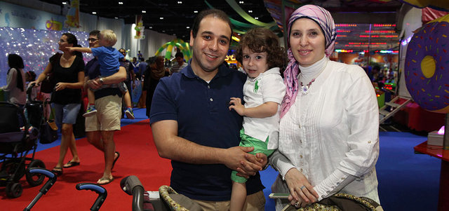 هادي وزوجته وطفلاه.  من المصدر
