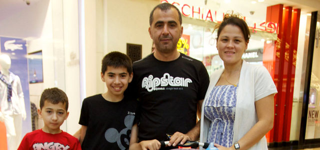 محمد عدوي وزوجته وأطفاله في أحد مراكز التسوق. من المصدر
