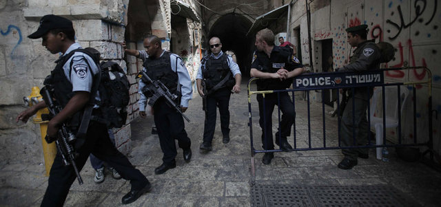 عناصر من الشرطة الإسرائيلية في محيط «الأقصى» لحماية المستوطنين. رويترز