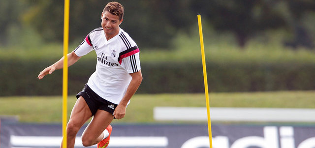 رونالدو يتدرب منذ فترة منفرداً في سعي جاد لاستعادة لياقته بعد تعرضه أخيراً لإصابة في الركبة. أ.ب