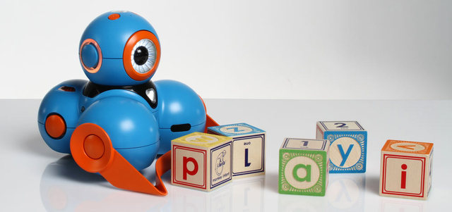 شركة «آي بلاي» الأميركية ستضيف تطبيقاً لتعليم البرمجة يُرافق روبوتين للأطفال هما «بو» و«يانا». أرشيفية