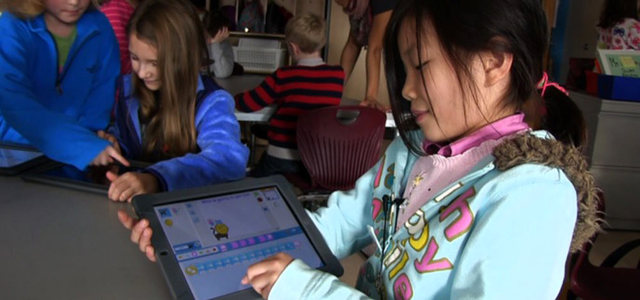 يُمكن للأطفال التحكم في تطبيق «سكراتش جي آر» بشكلٍ كامل تقريباً بالاعتماد على الرسوم. من المصدر