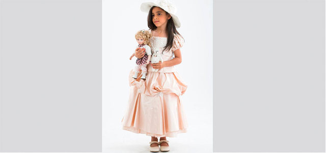 ابنة المصممة أمل الموسوي التي تعرض تصاميمها.