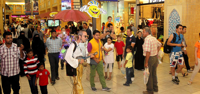 الموسيقي المتعدد المواهب يتجوّل بين أركان &laquo;ابن بطوطة مول&raquo;. من المصدر