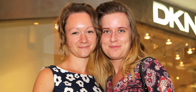 آنا وإلينا من روسيا. من المصدر