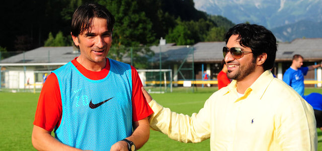 عبدالله بن محمد بن خالد آل نهيان مع المدرب زلاتكو في معسكر الزعيم.  من المصدر