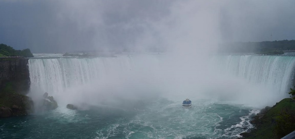 شلالات نياغارا بين كندا والولايات المتحدة. يكن درويش