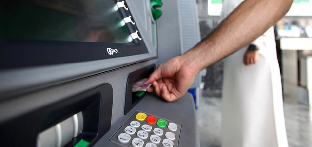 معدل انتشار أجهزة الصرّاف الآلي في الدولة يبلغ 848 جهازاً لكل مليون نسمة. الإمارات اليوم