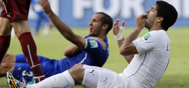 عض سواريز لكتف الإيطالي كيليني في مونديال البرازيل جعله يعاني عقوبة مغلظة من «فيفا» لن تنتهي إلا بنهاية أكتوبر المقبل. أ.ب