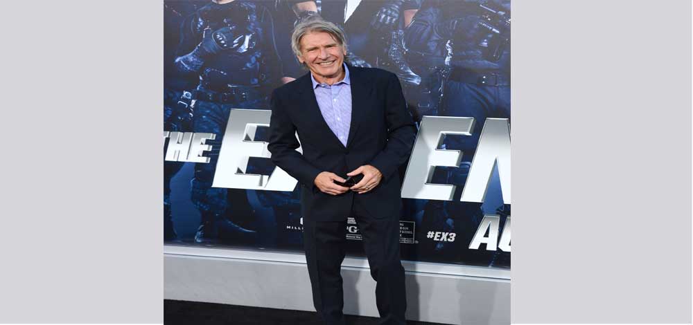 الممثل "هاريسون فورد" أمام ملصق دعائي- أ ب