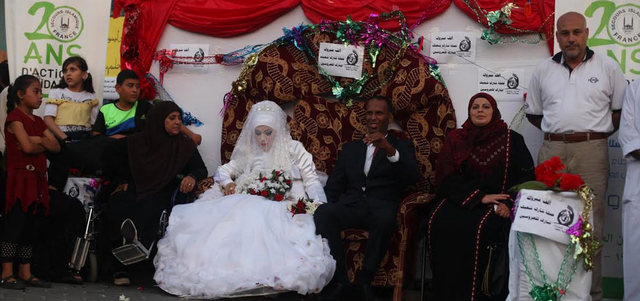 الـ«أونروا» احتضنت حفل زفاف عمر أبونمر وعروسه هبة فياض حيث سهلت لهما كل الإمكانات اللازمة.    من المصدر