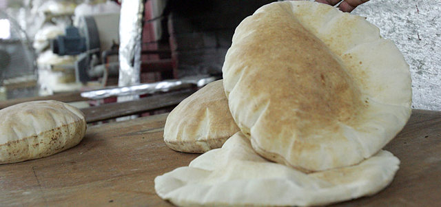 مستهلكون قالوا إن تناقص وزن الخبز ظهر في عدد من الأنواع كالخبز الأبيض و«الصمون». تصوير: أسامة أبوغانم