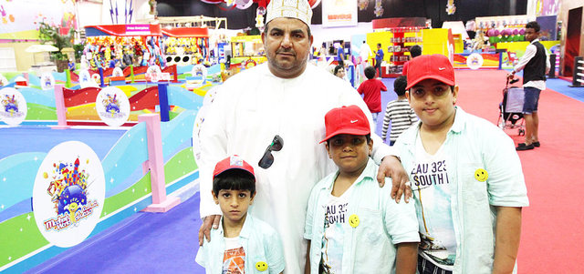 ناصر العبري وأبناؤه خلال زيارتهم &laquo;عالم مدهش&raquo;. من المصدر