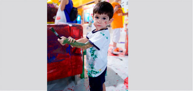 يفسح «مشروع مدهش الفني» المجال أمام الصغار وأهلهم لاختبار الفن والمرح في الوقت نفسه. من المصدر