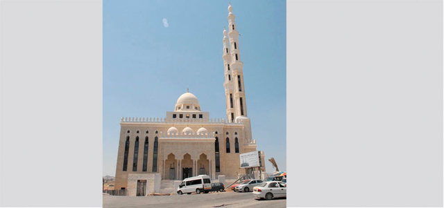 مئذنتا المسجد تصلان إلى علو 75 متراً فوق الدور الأرضي بحيث تشاهد من أعلاها أسوار الأقصى الشرقية.  وام