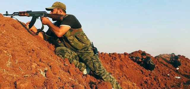 مقاتلون من الجيش السوري الحر خلال معركة مع مسلحي «داعش» في حلب. أ.ب