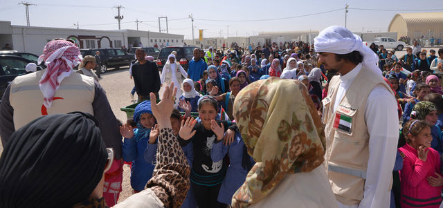 جواهر بنت محمد القاسمي في زيارة لأحد مخيمات اللاجئين. من المصدر