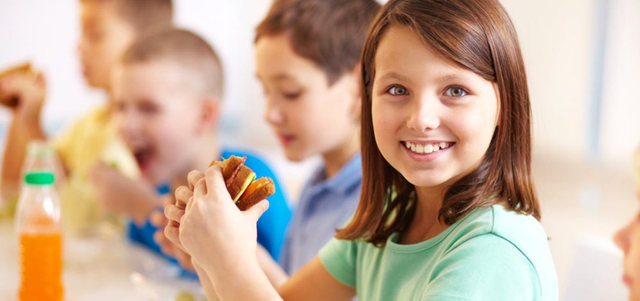 بدعم من الأهل يمكن للمدرسة أن تغرس في الأطفال مبادئ التغذية المتوازنة.  من المصدر