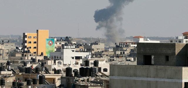 الدخان يتصاعد فوق إحدى المناطق بغزة بعد أن عاودت إسرائيل قصف القطاع من جديد.    رويترز