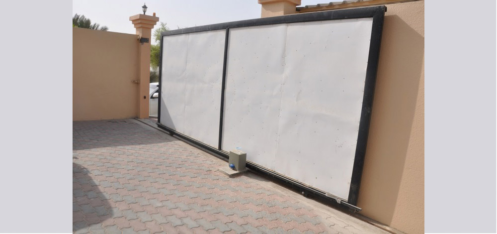 الطفل ظل عالقاً في الباب الكهربائي للمنزل - من المصدر