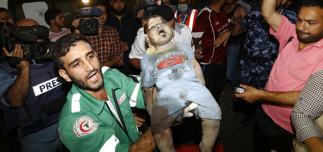 طبيب فلسطيني يحمل جثة طفلة استشهدت بغارة جوية إسرائيلية عقب استئناف العدوان على غزة. أ.ف.ب