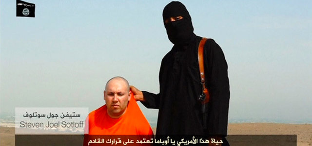 مسلح مثلم من «داعش» يحمل سكينا في فيديو بثه التنظيم لذبح الصحافي الأميركي جيمس فولي. رويترز
