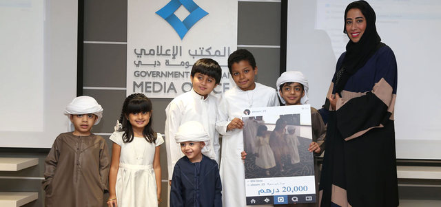 منى المري خلال تسليم الجوائز.  من المصدر