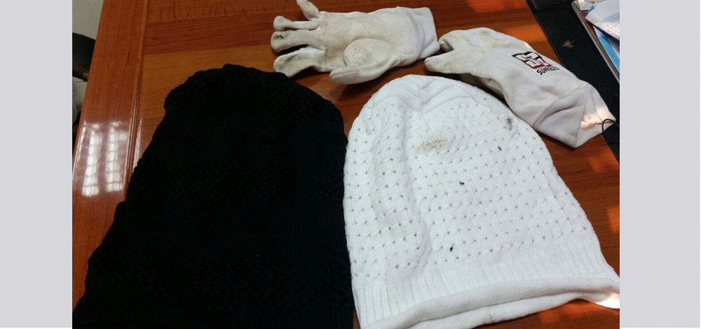 الأقنعة والقفازات المستخدمة في الاعتداء على المساجد وسرقة الصناديق الخيرية