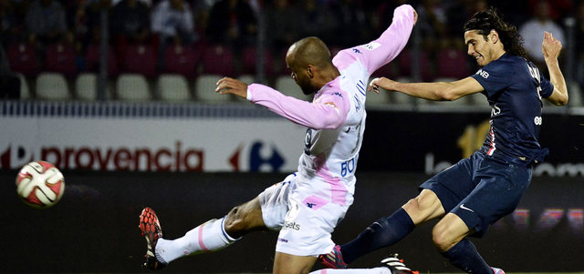 كافاني يحاول التسديد على شباك إيفيان لكن من دون فائدة. أ.ف.ب