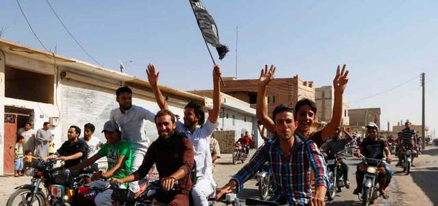 مؤيدون لتنظيم «داعش» يحتفلون باستيلائه على مطار الطبقة في محافظة الرقة. رويترز