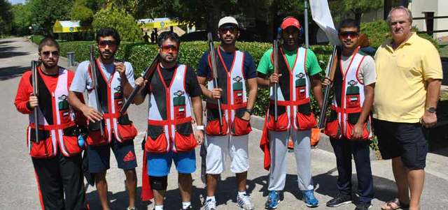 رماة الإمارات أمام تحدٍ صعب في سباق رمي الأطباق من الحفرة &laquo;التراب&raquo;. من المصدر