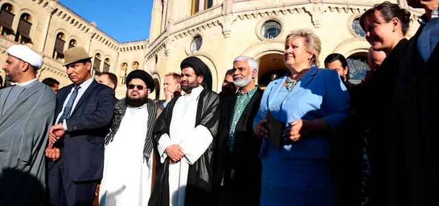 رئيسة وزراء النرويج إرنا سولبرغ وقادة مسلمون خلال تظاهرة ضد «داعش» في أوسلو. رويترز