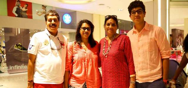 سوغانغا كريشنان وعائلتها سعداء بزيارة &laquo;دبي مول&raquo;.  من المصدر