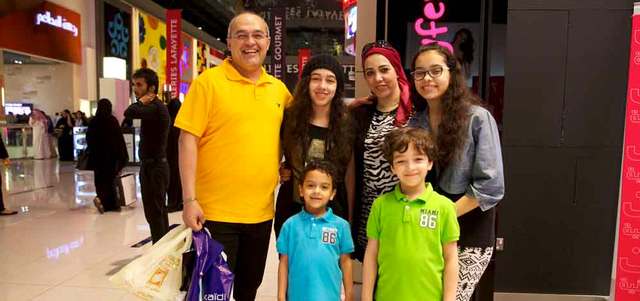 علاء محمد وعائلته في «دبي مول». من المصدر