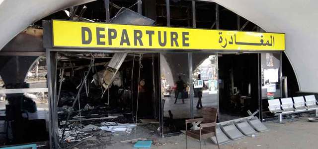 صالة المغادرة مدمّرة بعد احتلال مطار طرابلس من قبل ميليشيا إسلامية. رويترز