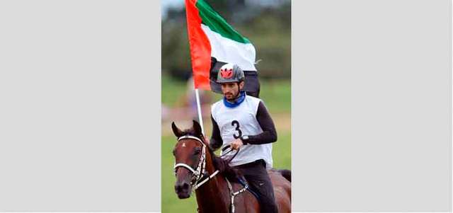 حمدان بن محمد يقود فرسان الإمارات في سباق «النورماندي». من المصدر