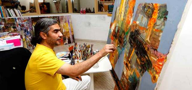 صلاح الدين يعيش حالة وجدانية صادقة مع اللوحة لتكون تعبيراً عن واقع يطفح بالألم.