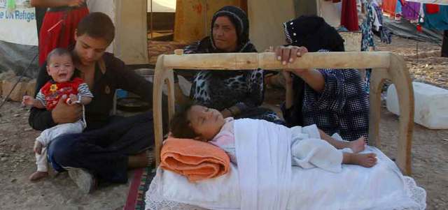 أسرة عراقية فرت من الموصل هرباً من ميليشيات «داعش» إلى مخيم نازحين قرب أربيل. أ.ف.ب
