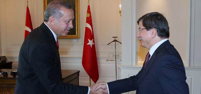 داود أوغلو يتلقى التكليف من الرئيس الجديد للبلاد رجب طيب أردوغان.  أ.ب