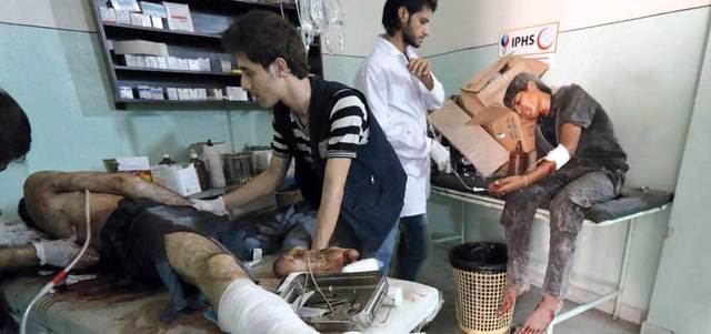 سوريون يعالَجون في مستشفى ميداني بعد إصابتهم ببراميل متفجرة ألقتها القوات النظامية على مدينة حلب. أ.ف.ب