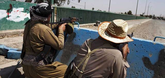 مقاتلان من قوات البشمركة الكردية يراقبان مواقع «داعش» شرق جلولاء. أ.ف.ب