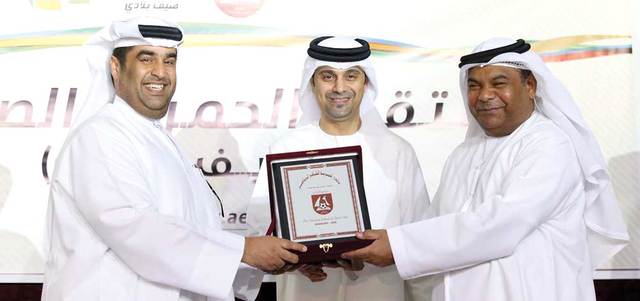 مبارك الشامسي والعاجل يهديان المدفع درع الملتقى. من المصدر