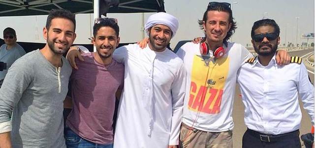 علي مصطفى ومحمد حفظي وبعض طاقم &laquo;إيه - بي&raquo; خلال تصوير العمل. من المصدر