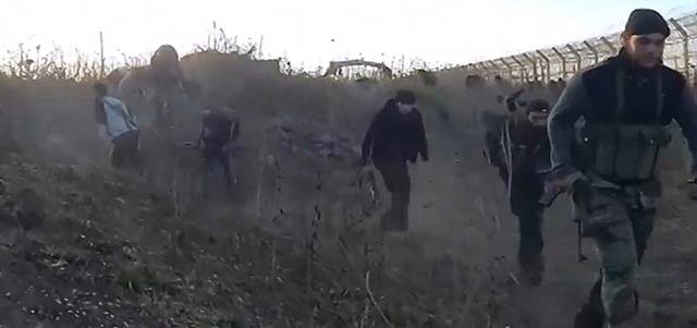 مقاتلون من لواء أحفاد خالد بن الوليد خلال مواجهات مع القوات السورية قرب معبر القنيطرة في الجولان. أ.ف.ب