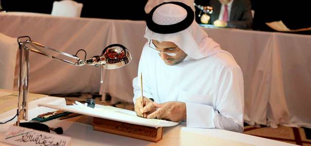 الخط العربي فن يلتزم بقواعد إلا أنه بدأ يستفيد من الفنون الأخرى.