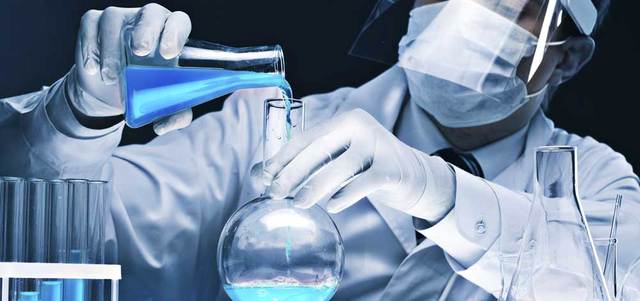 العلماء يتمتعون بقدرات أفضل في التوصل إلى معلومات جديدة مقارنة بدورهم في تحليل المعلومات المتوافرة. غيتي